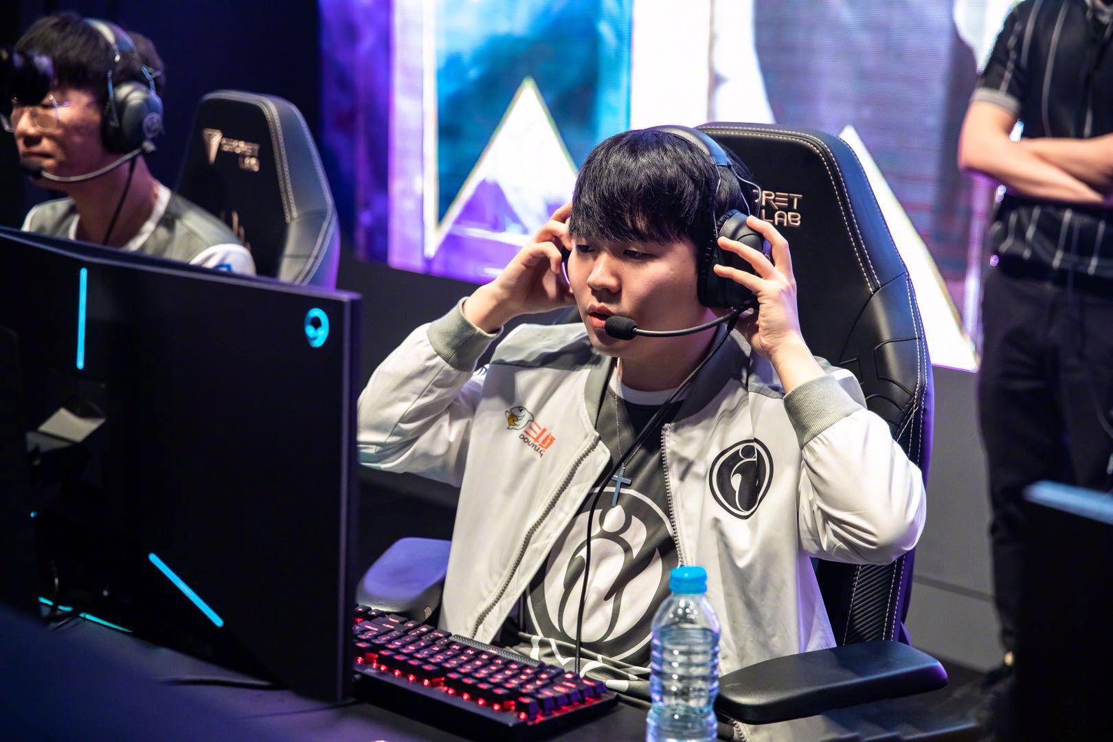 Rookie在SKT比赛中突破纪录,比分优势明显引发热议! Rookie在SKT比赛中突破纪录,比分优势明显引发热议!