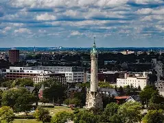  世锦赛最新形势：密尔沃基雄鹿高居榜首，广厦男篮强势追赶，冠军归属成迷